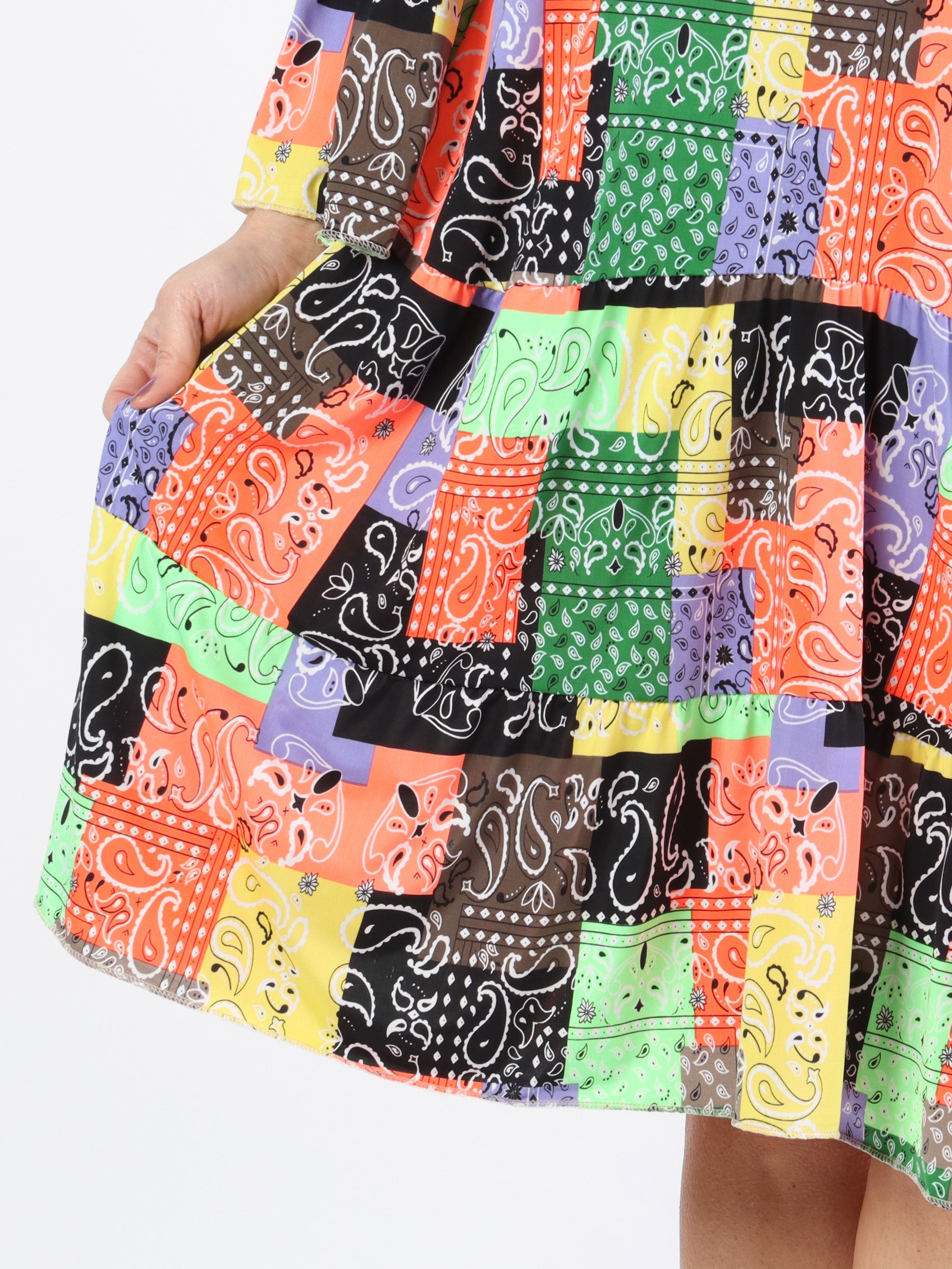 Pauline Paisley - Plus size klänning med v-ringning och liten volang kjol